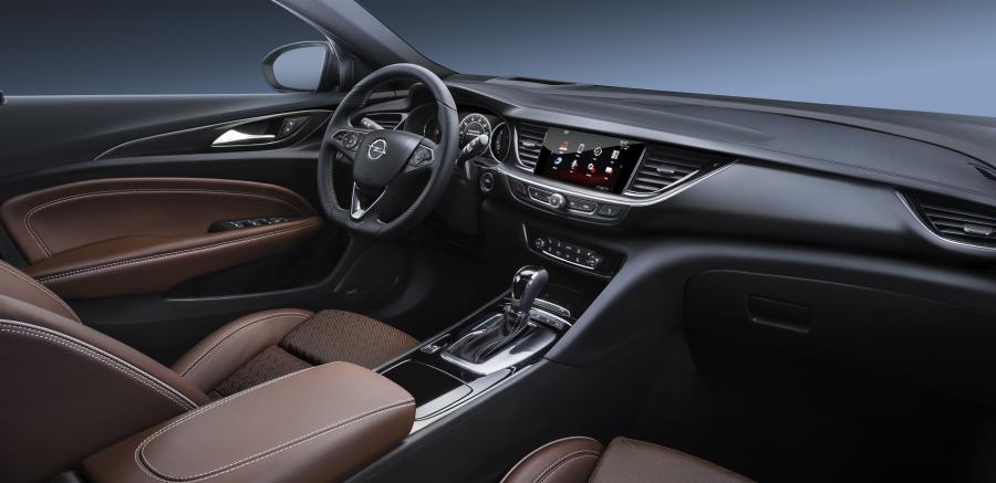 Интерьер Opel Insignia Grand Sport 2017 года  (фото 12 из 16)